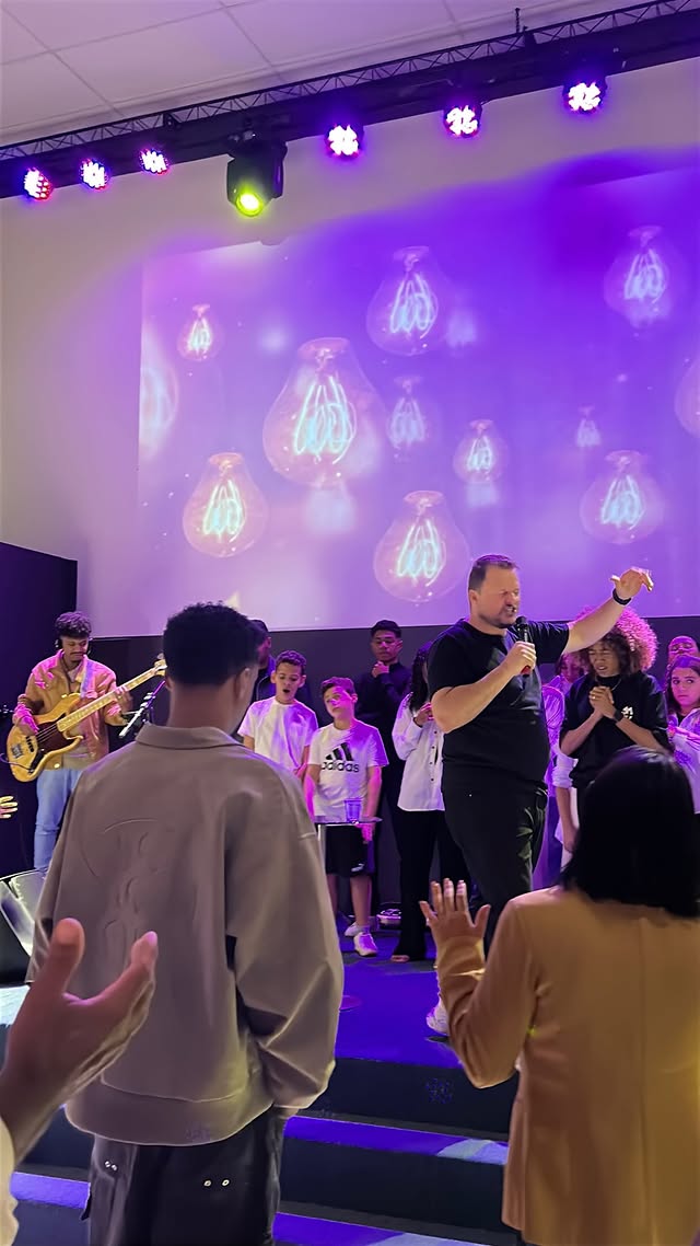 Culto de celebração na CELS com a igreja em adoração